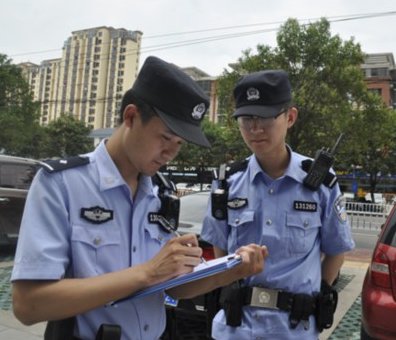 西安警方通报“男子被当街殴打”,施暴者究竟是何人?为何如此惨下毒手?