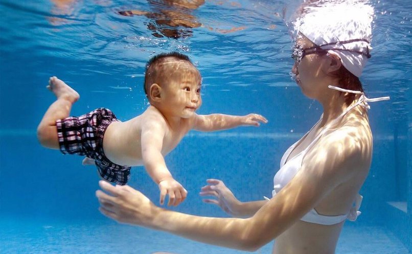 学游泳漂浮时发现自己的腿老是沉在水底，为什么？我要注意什么，