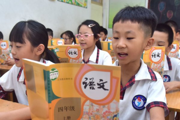 花牛在草地里走，小尾巴甩得滴溜溜，仿写句子，花牛在草地里走，怎么怎么样？