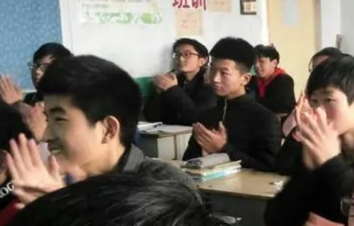 教室里响起了激烈的掌声改病句怎么写？