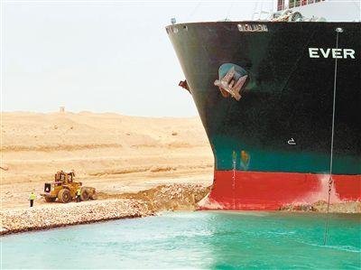 涨潮了！苏伊士运河搁浅货轮已移动17米，此次堵塞造成了多大的损失？