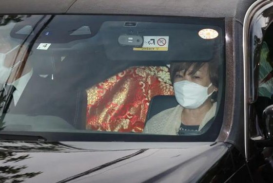 安倍夫人参加葬礼后现身灵车副驾,她的神情如何?
