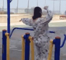 重庆大妈玩转单杠，高速旋转惊呆众人，她是如何做到的？