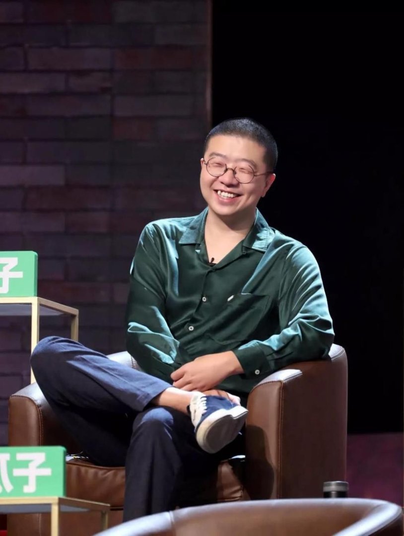 李诞与美女街头亲密互动，李诞的爆红原因是啥？