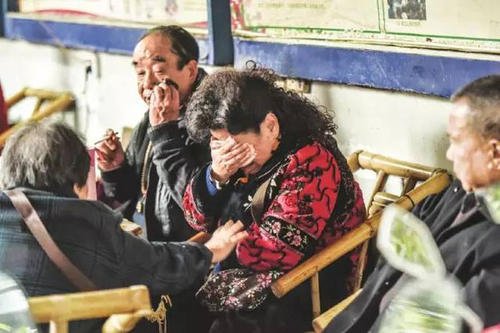 老夫妻地铁站摔伤拒绝通知家人，为什么他的话让子女寒心？