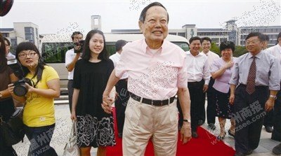 99岁的杨振宁先生寄语广大学子,他是个什么样的人?