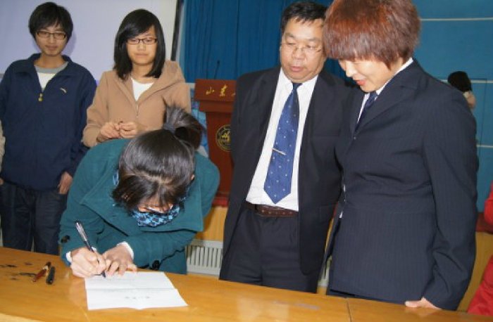 洪波的人物背景