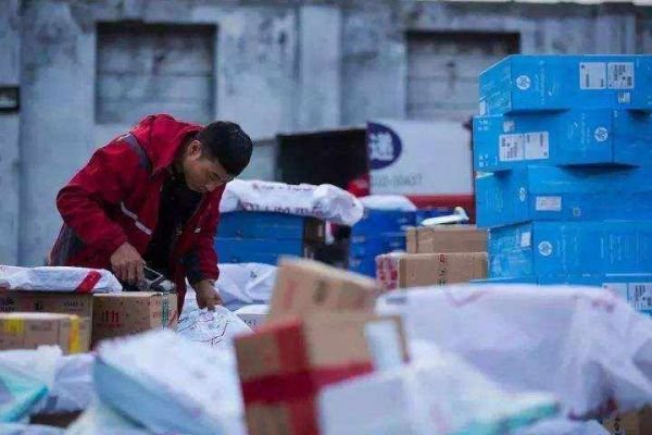 杭州快递员收到1.5亿元包裹，你买过最可贵的快递是什么？