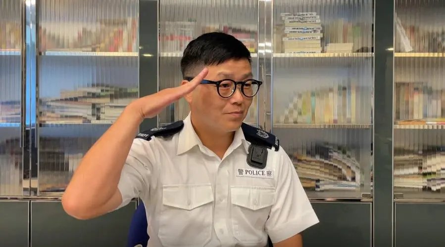 向港警敬礼的深圳海关关员找到了，他到底是谁？