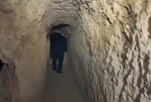河南75岁老人挖通屋内宋代古地道，这地道有何特点？