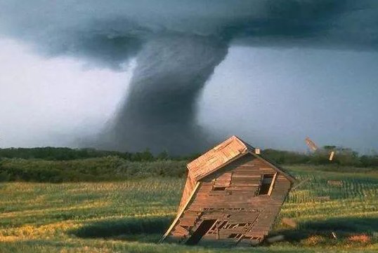 龙卷风过境黑龙江，风柱横扫厂房，这一场面有多可怕？