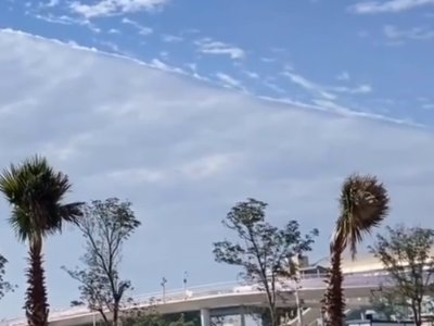 厦门天空出现罕见一线天景观，这一景观是如何形成的？