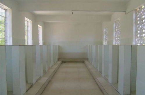 辽宁大连一高校现男女坑位同间相对厕所,对于这样的设计你怎么看?