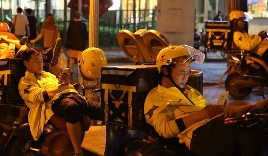 杭州一女生穿外卖服当街热舞，外卖平台对此有何回应？