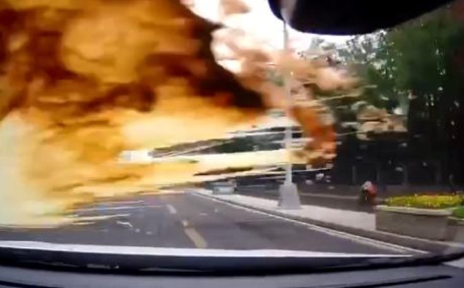 司机疯狂别车并扔后车满窗奶茶,事件的原委是怎样的?