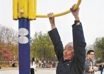 重庆大妈玩转单杠，高速旋转惊呆众人，她是如何做到的？