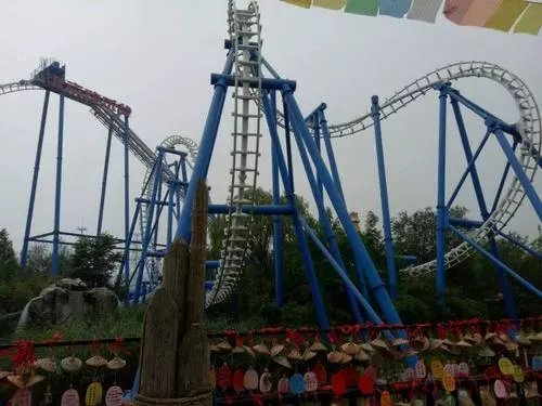 北京欢乐谷回应儿童倒挂空中，是什么原因导致的？