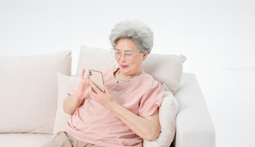 济公游本昌呼吁关注老人数字鸿沟,有哪些智能电子产品已有老年模式?