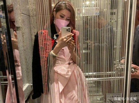 李嘉欣年过半百还穿粉色礼服，戴粉色口罩，为何没人说她装嫩呢？