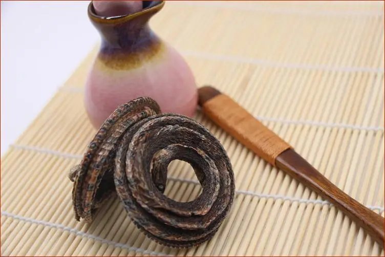 女孩把蛇干当玩具，妈妈询问原因满脸淡定！孩子哪句话让人哭笑不得？