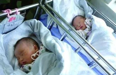 陕西双胞胎姐妹同天同医院生娃,这对双胞胎是怎样的神仙缘分?