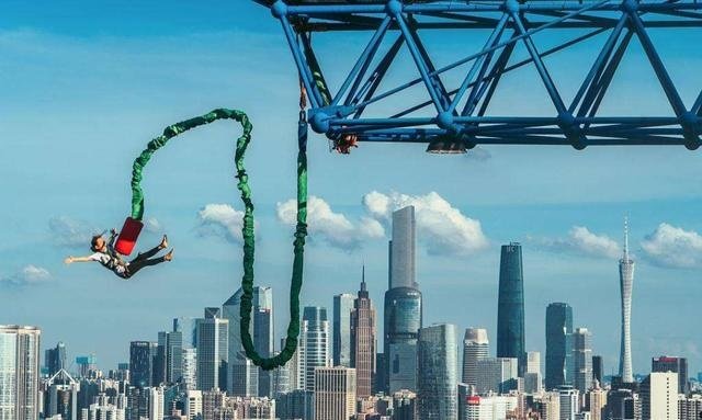 外国女子蹦极时惨遭断绳拖行毙命，这种意外事故每年的发生率有多高？