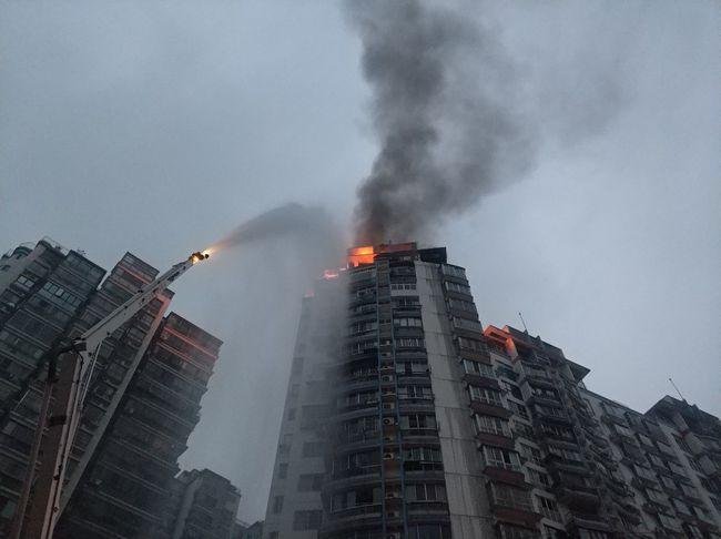 大连市场火灾致8死，1名消防员殉职，造成这起火灾的起因是什么？