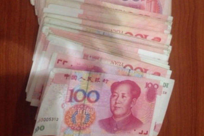 巴基斯坦婚礼现场撒200万“钞票雨”，宾客们作何反应？