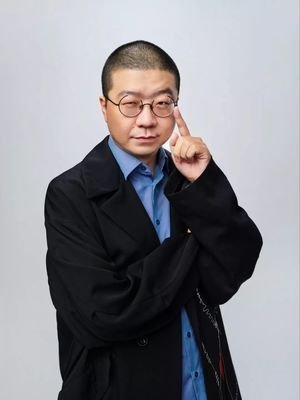 李诞与美女街头亲密互动，李诞的爆红原因是啥？