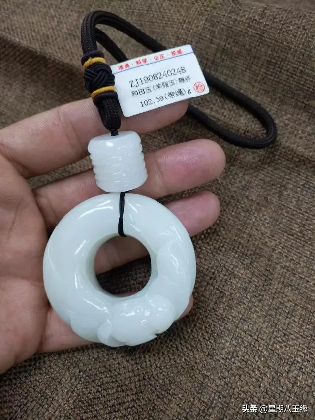 怎样挑选新疆和田玉把件？