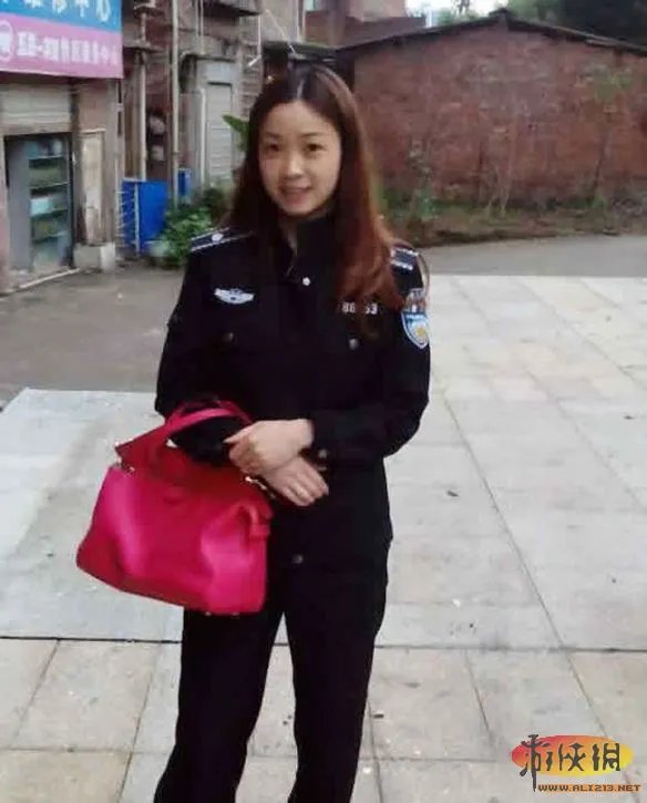 四川女神城管曝生活照：自爆微笑是执法必杀技