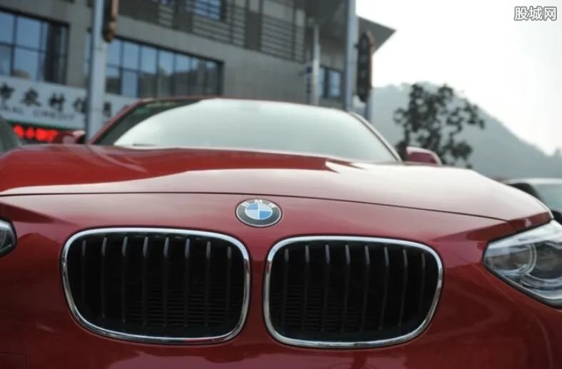 深圳宝马女醉酒踹交警“小弟弟” 狠狠直踹下体