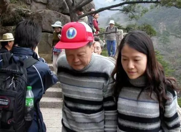 你们怎么看待杨振宁分割遗产？