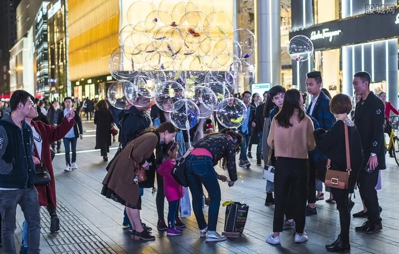 网红气球窝点被端 三无网红气球售价达15元至30元