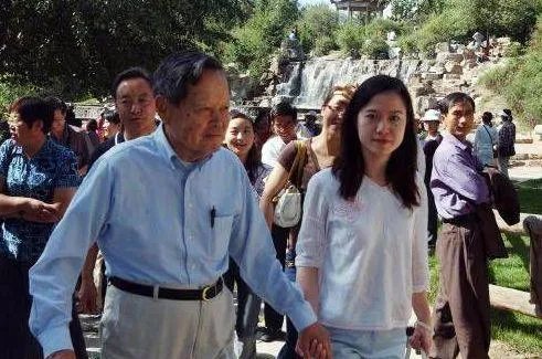 你们怎么看待杨振宁分割遗产？