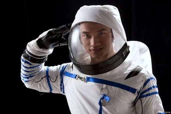 航天员进舱前向大家比心,看到这一幕你有什么感受?