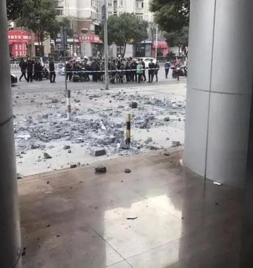 坠落水泥块砸女子:飞来横祸责任由谁来担