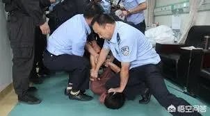 你如何看待深圳男子违规闯妇科被打,港大医院打人医生被拘3日这件事?