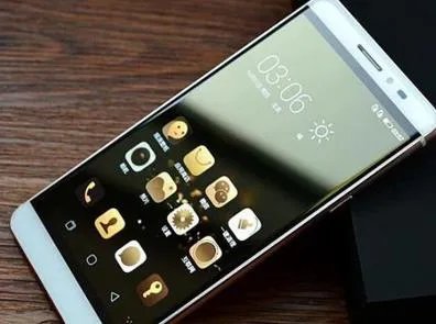 没充电器这样做竟然也能给手机充电(图)