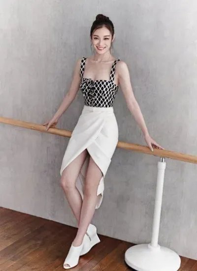 倪妮抱猫咪合影曝光  网友感叹活得不如一只猫