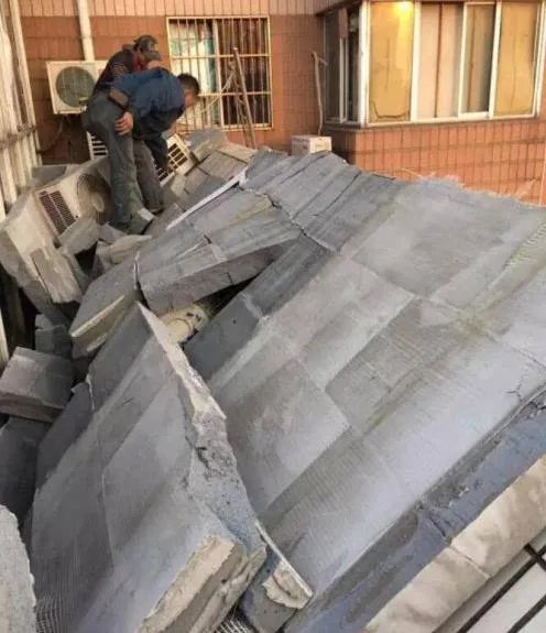 坠落水泥块砸女子:飞来横祸责任由谁来担