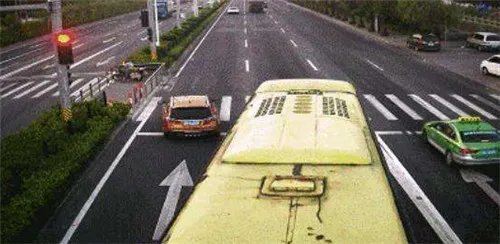 女司机闯红灯被赞真相  什么情况闯红灯能免罚款