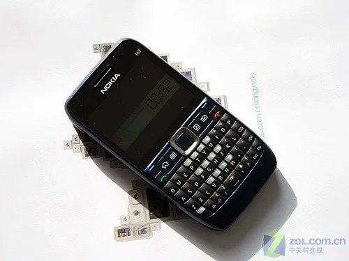 直板全键盘手机：诺基亚E63