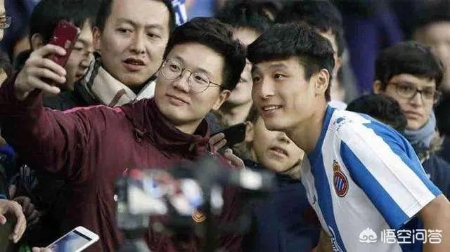 C罗微博晒武磊合影并点赞:他在西甲一小步,就是中国足球一大步,你怎么看?