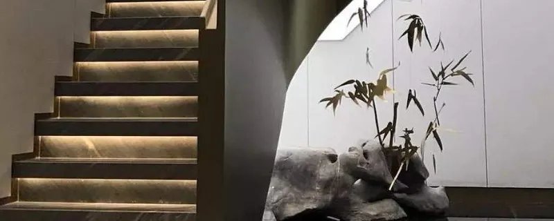 楼梯梯段净高不小于多少