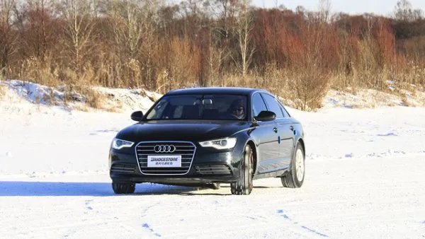 车辆在冰雪路面行走一般会给车轮上防滑,原理是什么?