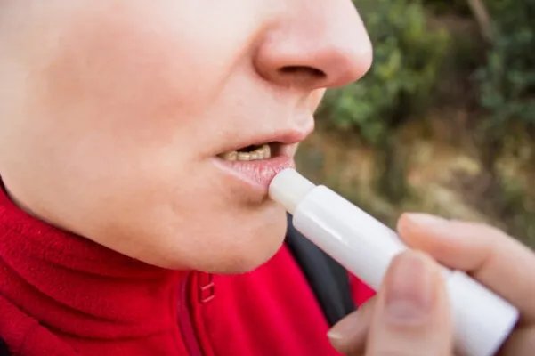 嘴唇干燥脱皮怎么办