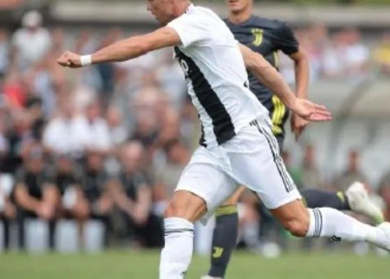 C罗尤文献唱了什么歌？