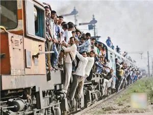 印度搭火车像打仗，这样搭乘火车的危险吗？