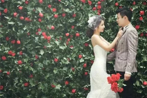 结婚照背景用什么颜色 拍婚纱照怎样选择合适的背景
